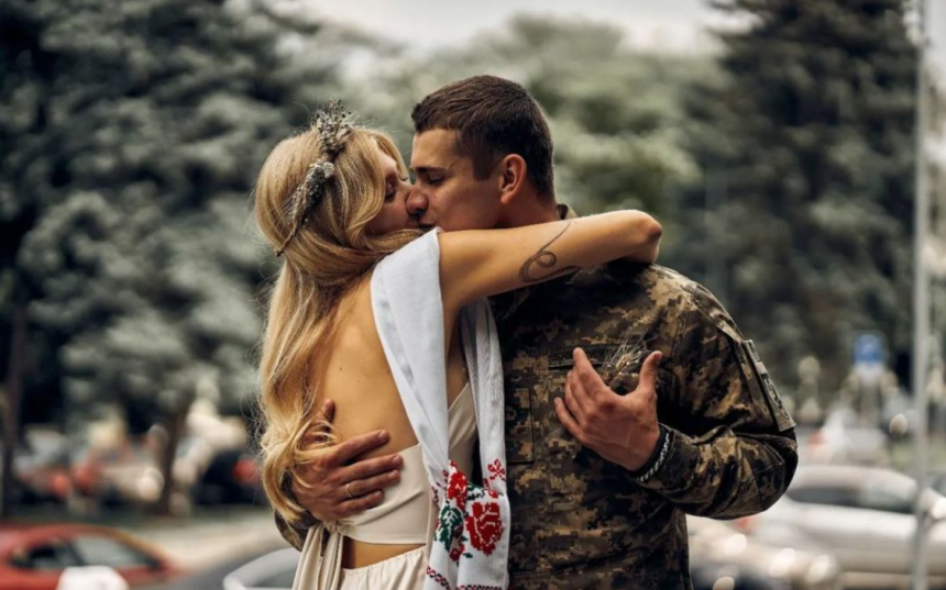 Весілля під звуки сирен. Хто з українських зірок одружився під час війни