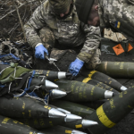 Українські військовослужбовці готуються відкрити вогонь з гаубиць за російськими позиціями неподалік міста Бахмут, 11 березня 2023 р.