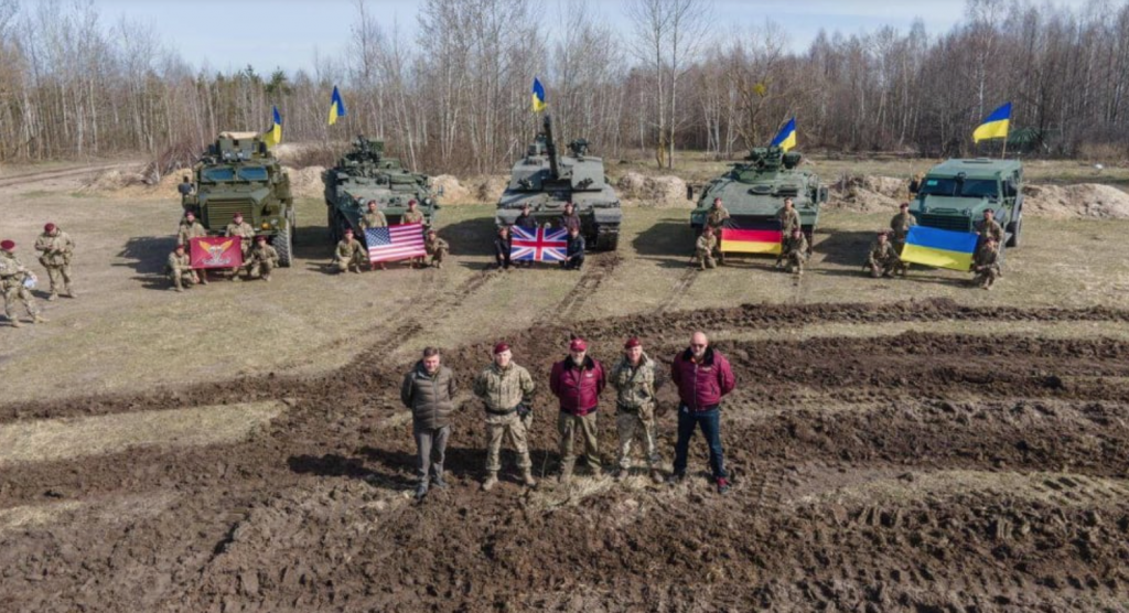 Міністр оборони України Олексій Резніков з німецьким Marder, британським Challenger 2 та американським Stryker