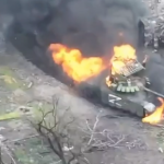 російський танк догорає у Мар'їнці