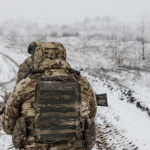 Українські солдати пробираються до своїх позицій