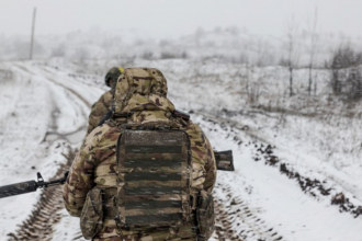 Українські солдати пробираються до своїх позицій