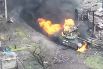 російський танк догорає у Мар'їнці