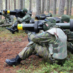 Військовослужбовці збройних сил Фінляндії з протитанковим гранатометом APILAS