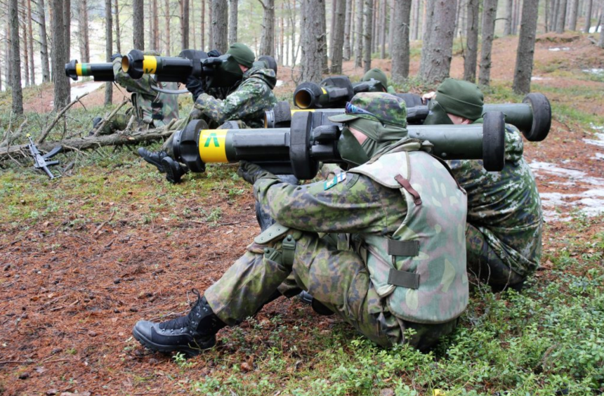 Військовослужбовці збройних сил Фінляндії з протитанковим гранатометом APILAS