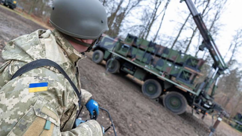 Українські військові опановують ЗРК Patriot у Німеччині. Лютий 2023. Фото: Міноборони ФРН
