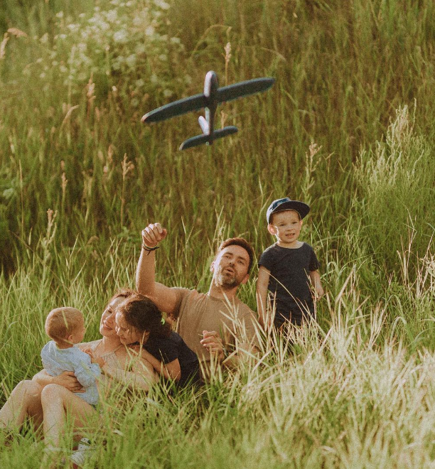 Тимур Мірошниченко забрав свого прийомного сина з дитячого будинку і показав перше фото щасливої сім'ї в повному складі