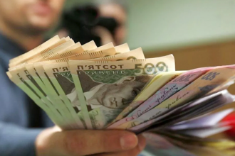 В Україні планують підняти мінімальну зарплату:на скільки?