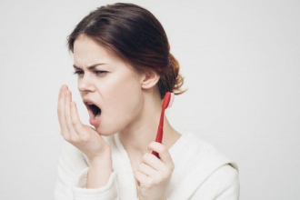 Неприємний запах з рота: причини та способи позбавитися від нього