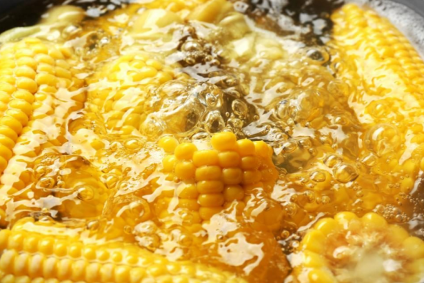 Як довго потрібно варити кукурудзу і що слід додати до води, щоб вона стала ніжною?