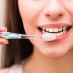 Як самостійно відбілити зуби: перевірені методи