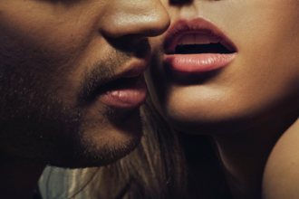 Гра в імітацію: чому чоловіки та жінки симулюють оргазм