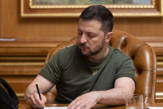 Зеленський підписав закони про продовження воєнного стану та мобілізації до 15 листопада