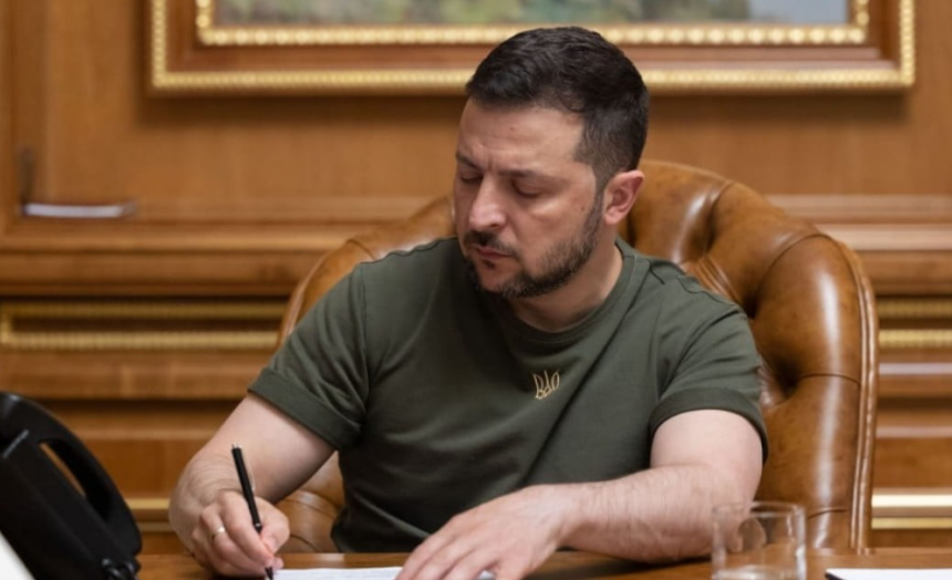 Зеленський підписав закони про продовження воєнного стану та мобілізації до 15 листопада
