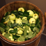 Збережіть смак літа: рецепт квашених яблук для зимової консервації