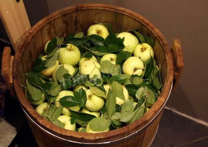 Збережіть смак літа: рецепт квашених яблук для зимової консервації