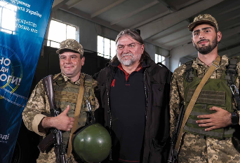 Фільм “Довбуш” показали у військових частинах України