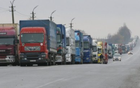Транспортний затор у 53 кілометри: автомобілісти демонструють великі черги на кордоні зі сторони Польщі – відео