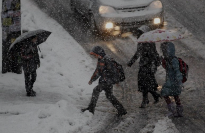 Могутній вітер та майже півметровий шар снігу: негода наближається до Києва