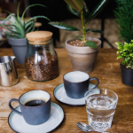 Склянка води перед чашкою кави: чому це важливо