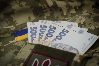 Кому з військових в Україні може надаватися виплата 100, 50 та 30 тис. грн: пояснення Міноборони