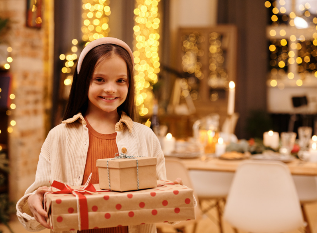 Ідеї подарунків для дітей на Новий рік 2024: варіанти для дівчаток і хлопчиків