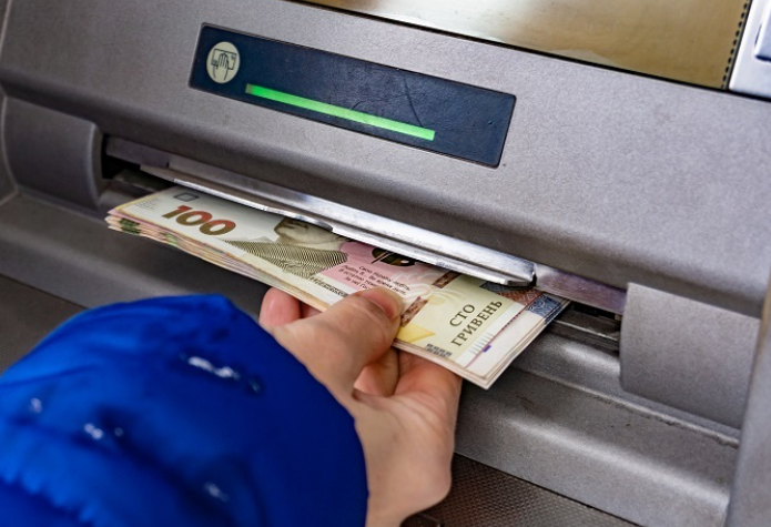 Які ліміти на зняття готівки в банкоматах України і якщо потрібно зняти гроші, де це можна зробити