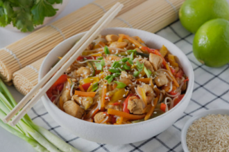 Рецепт фунчози з куркою та овочами: популярна азійська страва