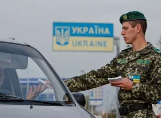 Україна заборонила виїзд чоловіків з подвійним громадянством: роз'яснення від ДПСУ