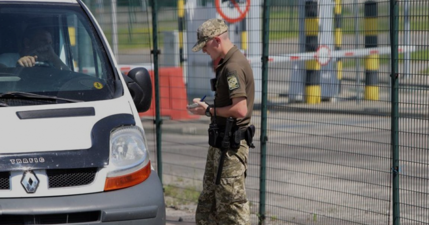 Військові можуть виїжджати за кордон під час відпустки, але є певні умови