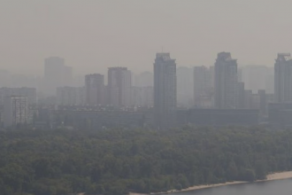 Киян закликали закрити вікна та пити більше води через забруднення повітря