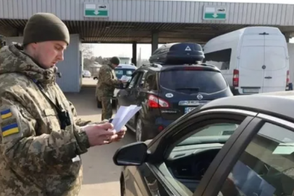 Хто з чоловіків може виїжджати за кордон під час воєнного стану: роз'яснення юристів