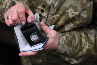 Хто із заброньованих може виїхати за кордон під час війни