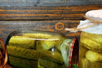 Хрусткі мариновані огірки: рецепт, після якого банки не вибухають