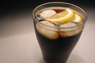 Склянка газованого напою з льодом
