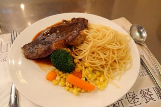 Тарілка зі стейком, пастою та овочами