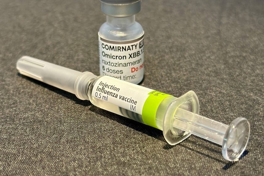 Шприц із вакциною від грипу і флакон вакцини від COVID-19
